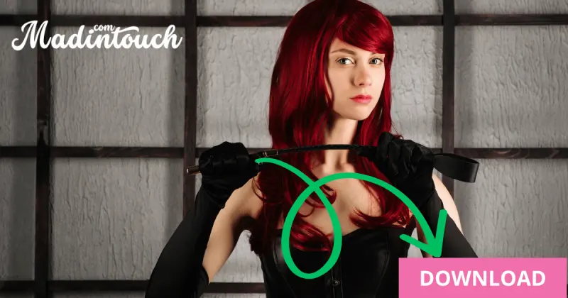 Femme rousse en corset et gants noirs tenant un fouet à deux mains